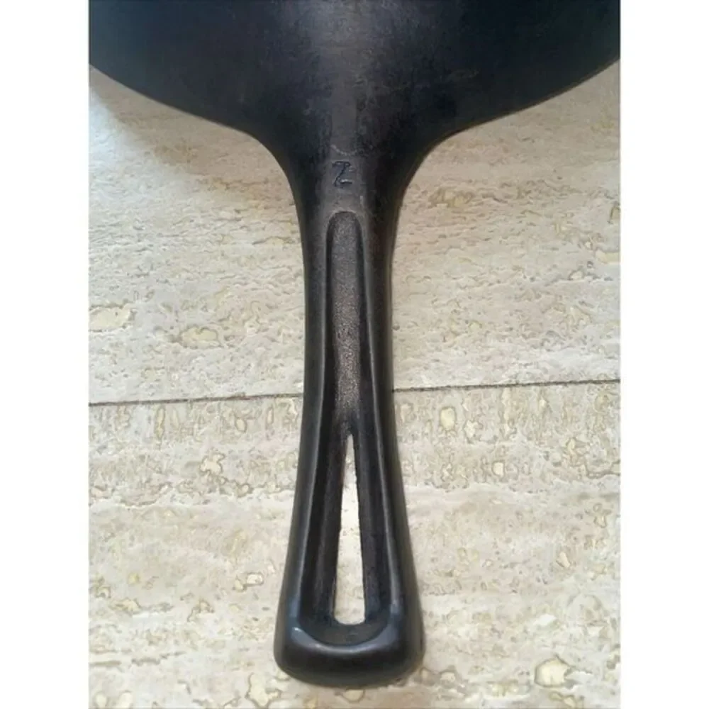 Vintage Unmarked Wagner‎ Cast Iron Chef Skillet 9 Inch w/ Thumb Handle
